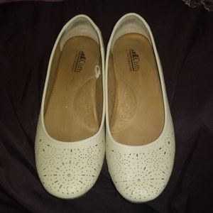 Cliffs off white flats shoes 10M